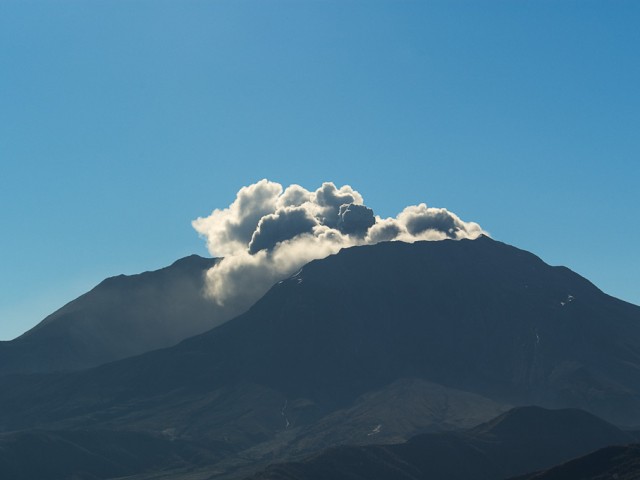 Ash Eruption 1 (October 4, 2004)